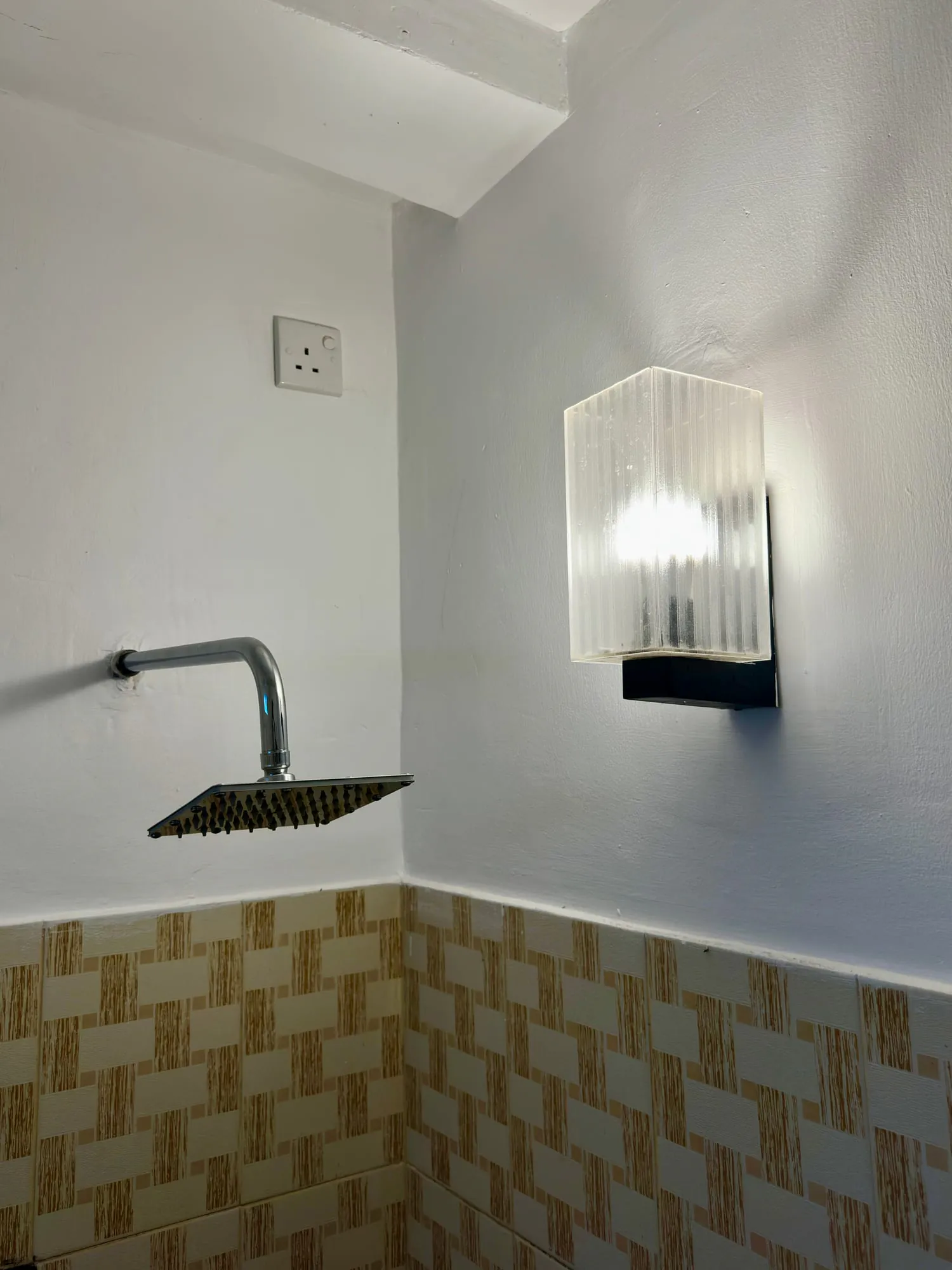 Rain shower in the en-suite bathroom